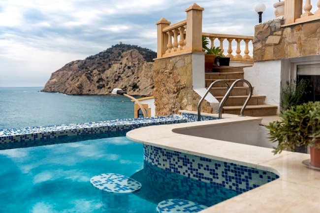 Group Getaways Made Easy: Find Your Ideal Holiday Homes for Groups in Mijas