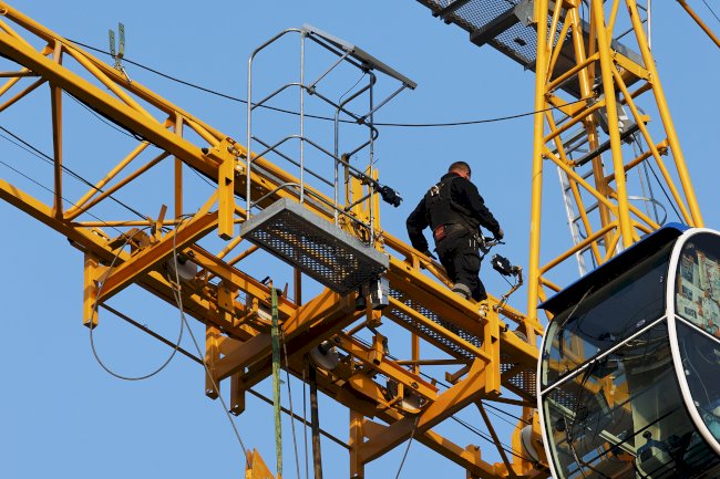 Top 5 Common Safety Features Every Puente Grua Colombia Must Have