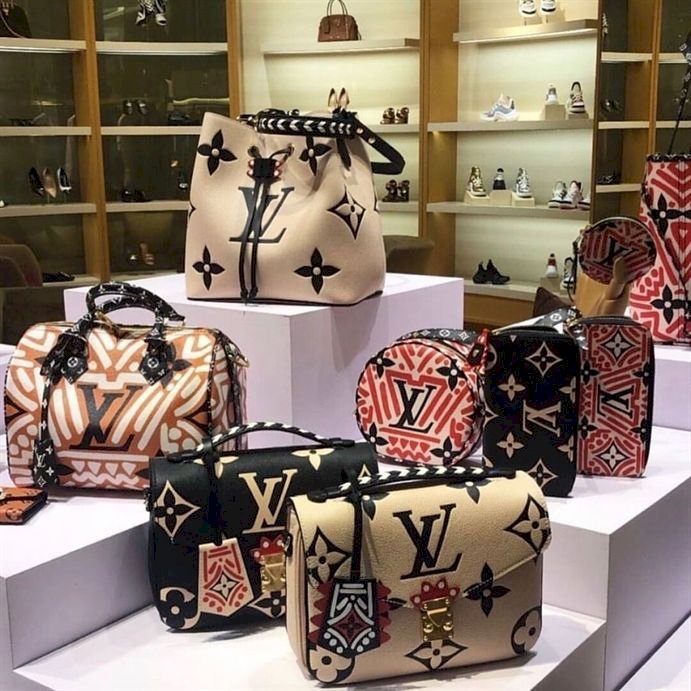 The Rise of Designer Replicas: Fashion, Affordability, and Ethical Dilemmas
